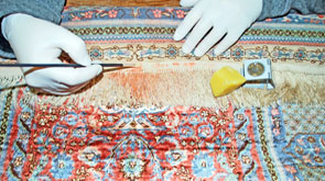 Verfärbte Teppichfransen werden mit der Pinselmethode entfärbt